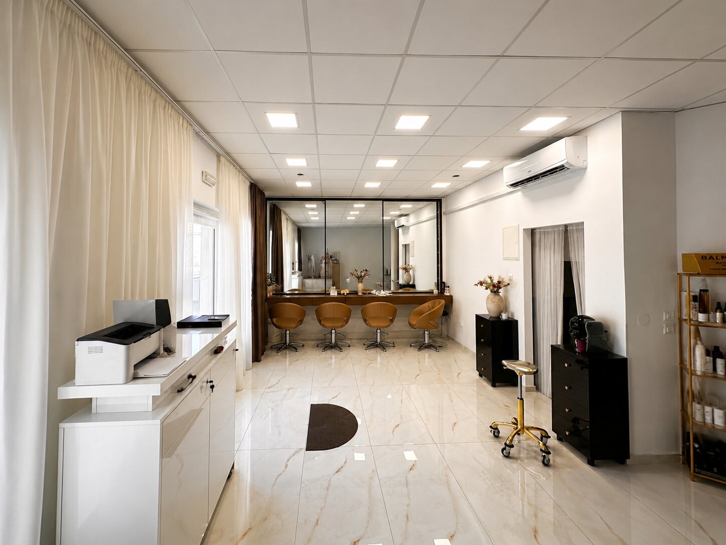 Interijer salona Capelli, styling stolice i zrcalni zid
